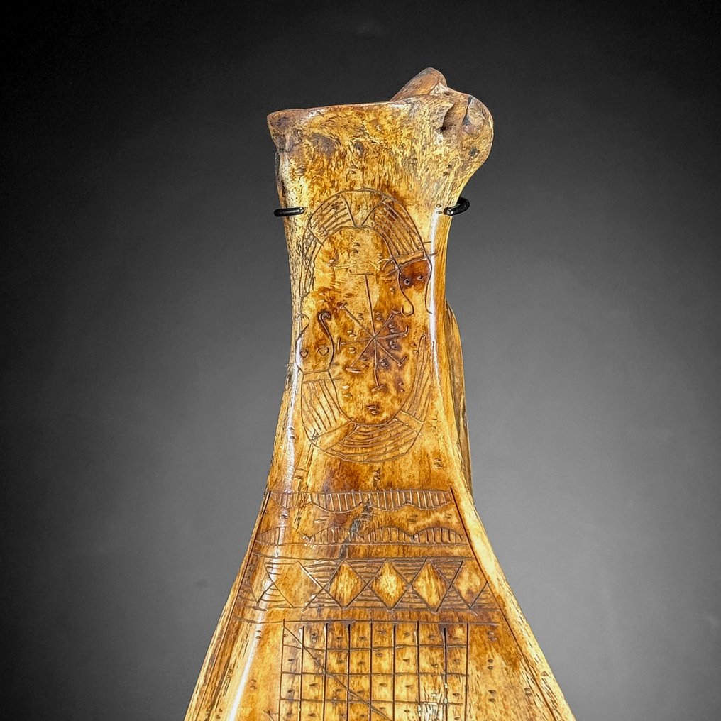 Fără preț de rezervă - Calendar minunat Sumatra realizat din os pe un suport personalizat. Os - Bovine - 36 cm - 18 cm - 7 cm- Speciile Non-CITES - (1) #1.0