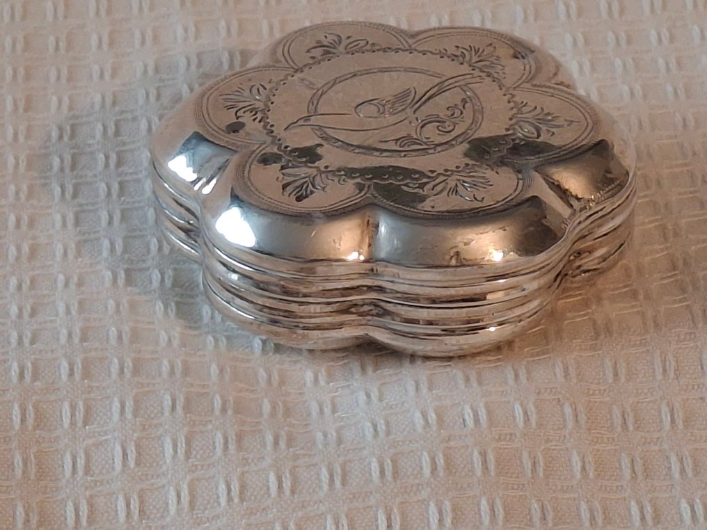Scatoletta per mentine - Antica scatola di menta olandese in argento, a forma rotonda scolpita, decorata con un uccello. - .833 argento - Scatola di menta argento #2.1
