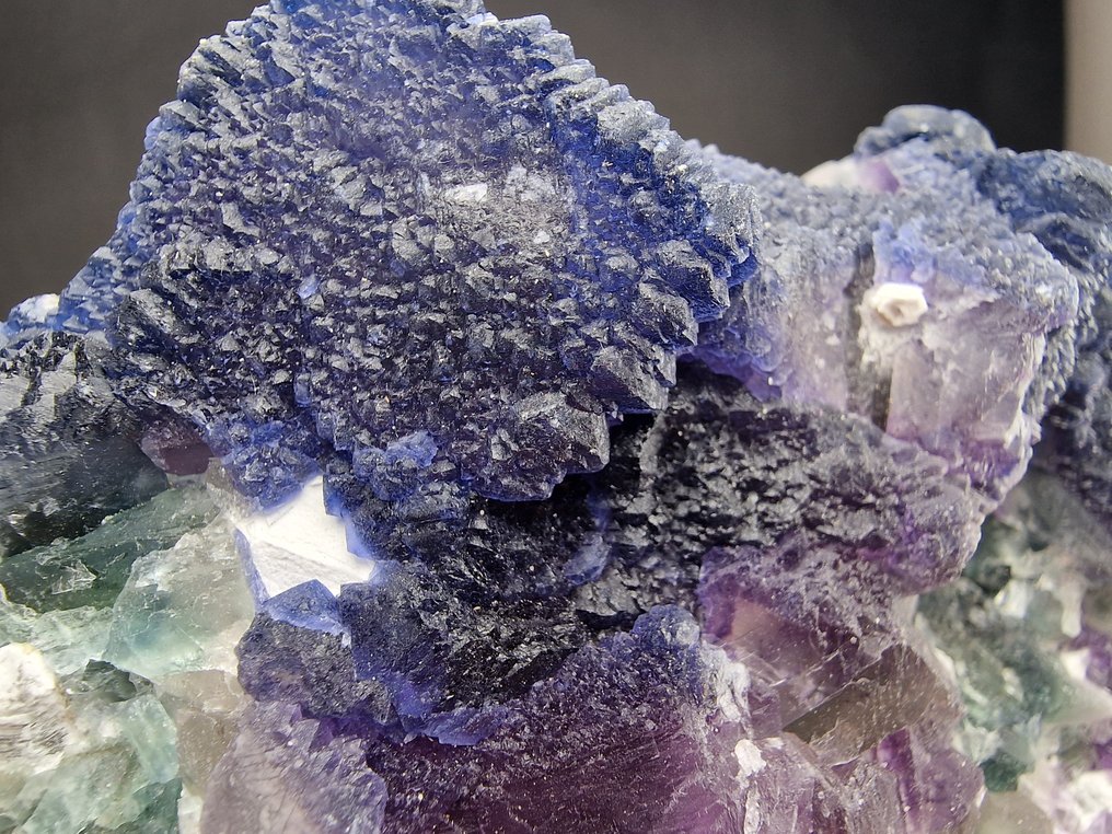 Φθορίτης Το χρώμα κορυφής μύρτιλου. - Ύψος: 115 mm - Πλάτος: 115 mm- 500 g - (1) #2.1