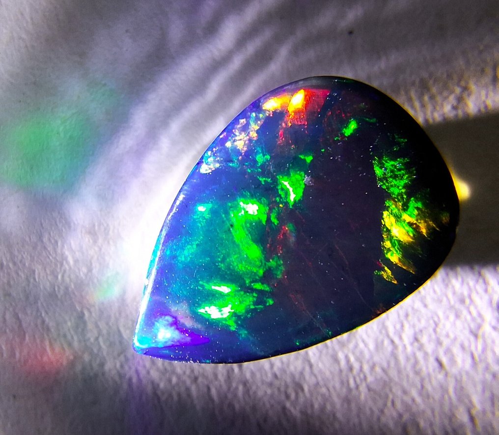 Opala preta e arco-íris 4,00 ct. Cabochão- 0.8 g - (1) #1.0