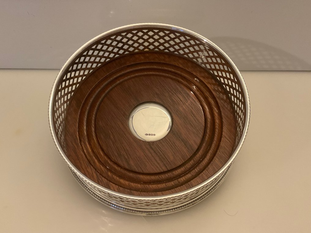 W . I . BROADWAY & CO - Sottobottiglia -  Sottobicchiere in argento sterling con gallerie traforate, base in mogano intagliato, per bottiglie - Argento Sterling 925 #1.0