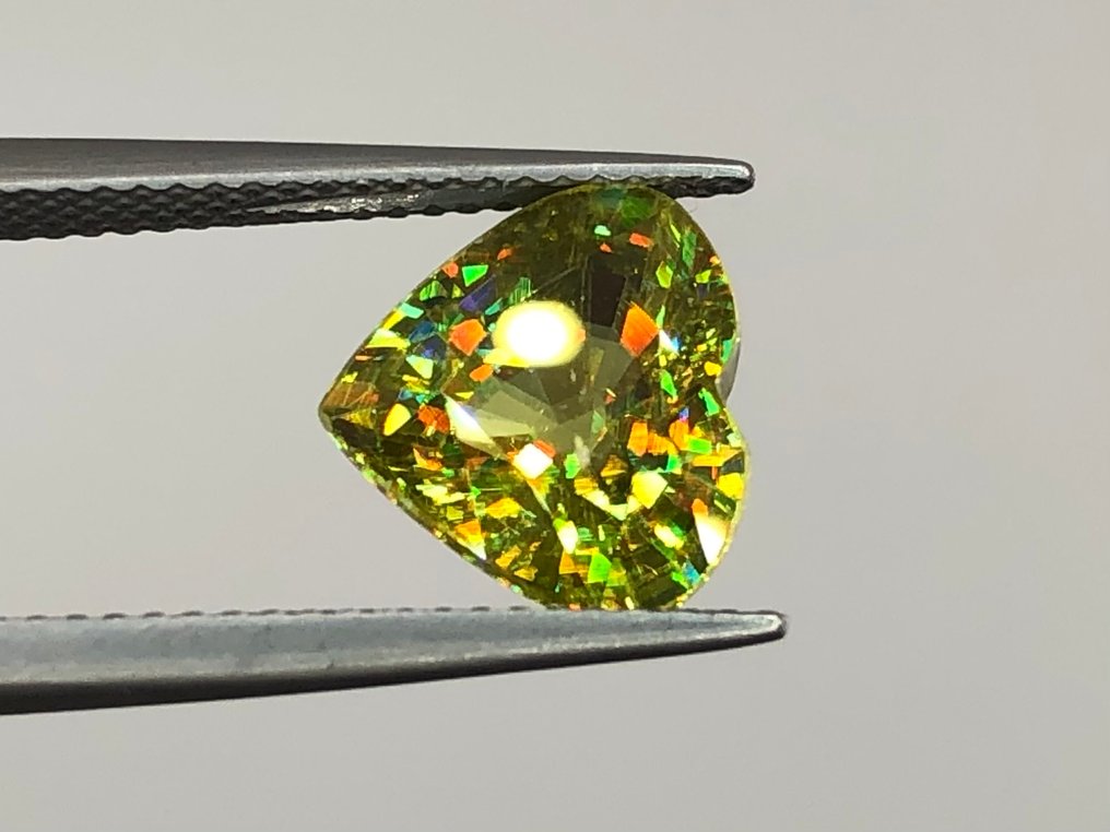 1 pcs Titanite - 4.08 ct - International Colored Gemstone Association (ICA GemLab) #3.2