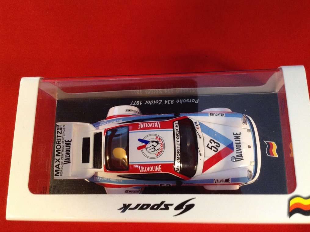 Spark 1:43 - Modelracerbil - ref. #SG396 Porsche 934/5 Gr5 Max Moritz Team "Valvoline" 6° Zolder 1977 #53 Edgar Dören - Et meget specifikt Porsche 934/5-karosseri - vidunderlig racerlakering - en meget sjælden model i #3.2