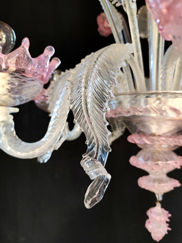 Murano. Attribuito alla Fornace Ferro - Kattokruunu - Läpinäkyvä lasi ja vaaleanpunaiset yksityiskohdat. #3.2