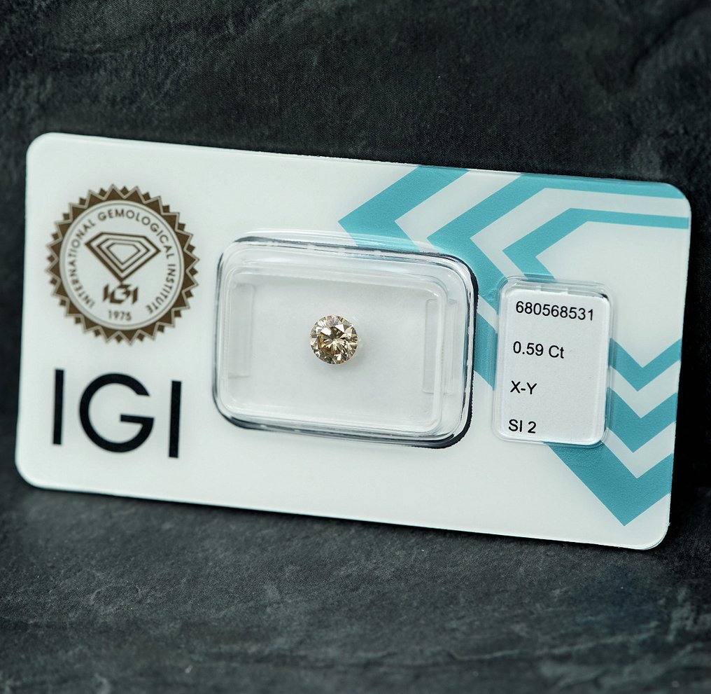 χωρίς τιμή ασφαλείας - 1 pcs Διαμάντι (Φυσικού χρώματος) - 0.59 ct - Στρογγυλό - Light Καφετί Κίτρινο - SI2 - International Gemological Institute (IGI) #4.3