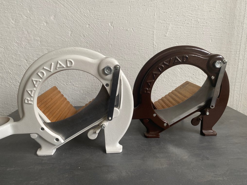 Raadvad - Ove Larsen - Brödskärare - Järn - Två brödskivare #3.2