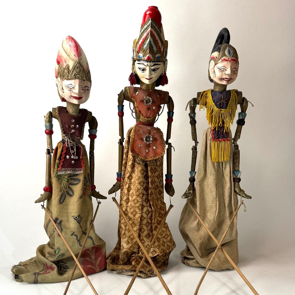 Wayang golek (3) - Three wooden Wayang Golek puppets from Java, Indonesia - hand-painted with original batik clothing. - second half of the 20th century #1.0