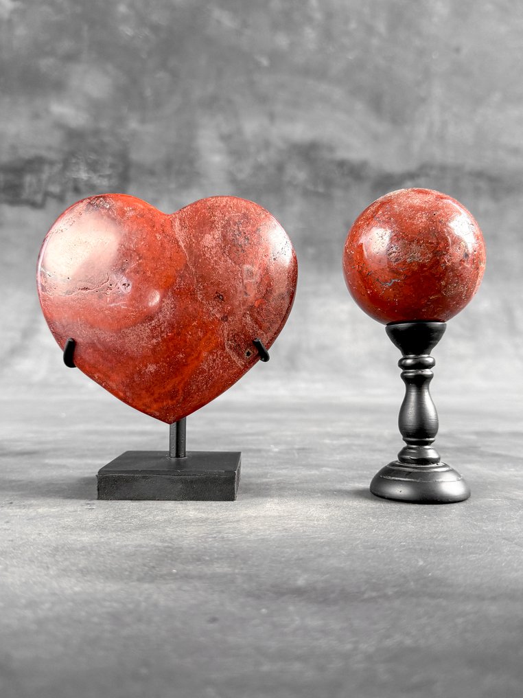 NO RESERVE PRICE - Wonderful Pair of Red Jasper- Heart-Shaped & Sphere on custom stands - Height: 13.7 cm - Width: 11.5 cm- 2100 g - (2) #1.0