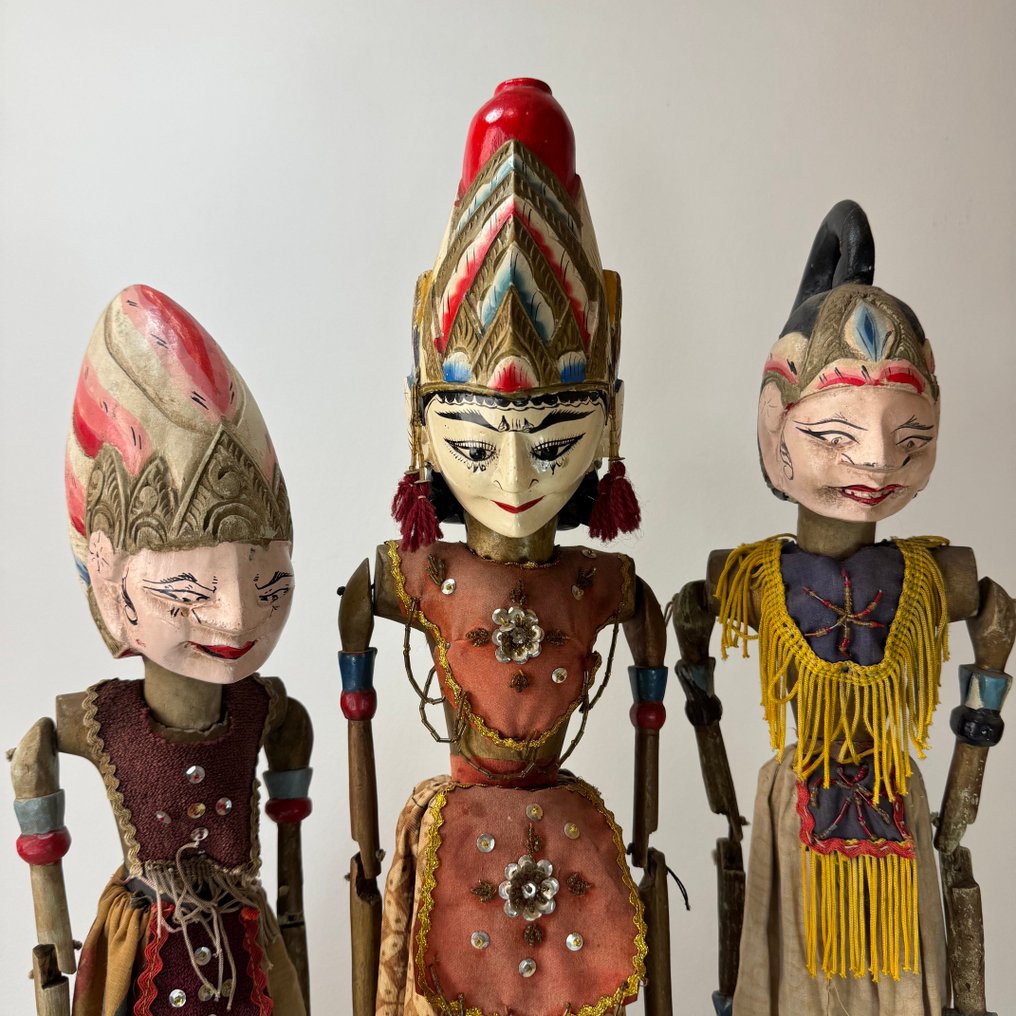 Wayang golek (3) - Three wooden Wayang Golek puppets from Java, Indonesia - hand-painted with original batik clothing. - second half of the 20th century #2.1