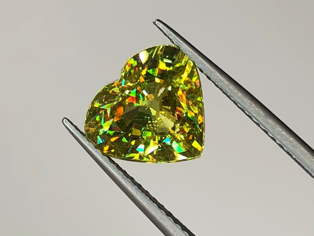 1 pcs Titanite - 4.08 ct - International Colored Gemstone Association (ICA GemLab) #2.1