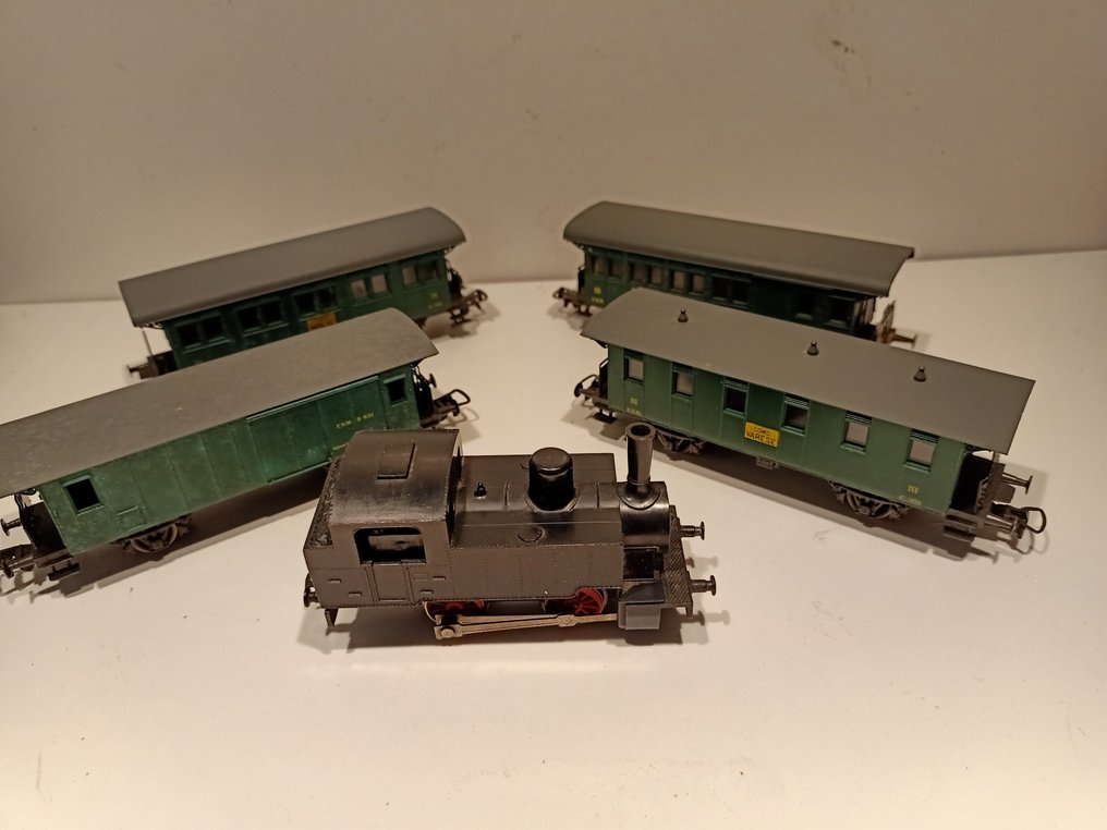 Rivarossi H0 - 41115, 2529, 2584, V351 - Model train (5) - Steam locomotive with four carriages - FNM #2.1