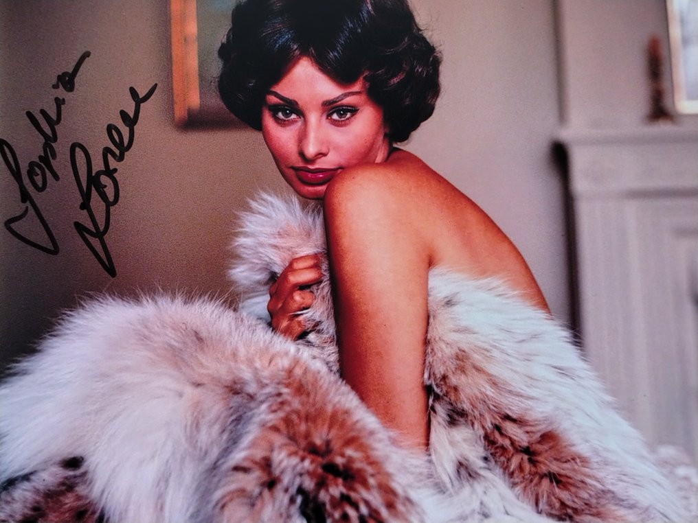 Sophia Loren - Autograph, Photo with Beckett COA #3.2