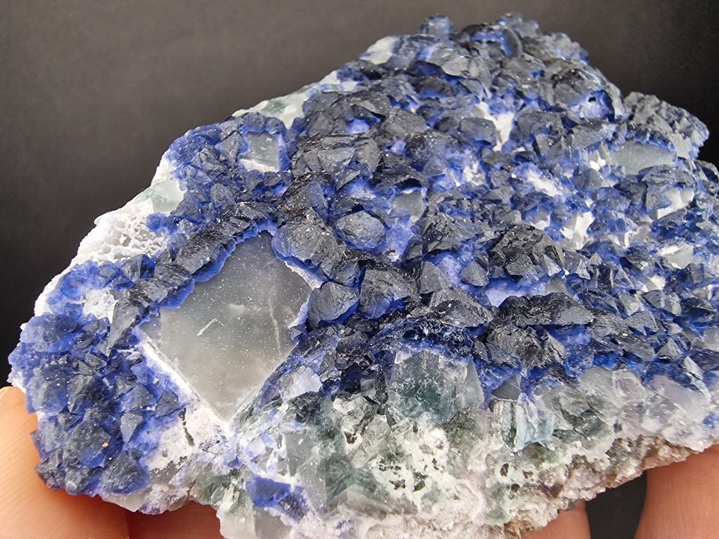 Φθορίτης Το χρώμα κορυφής μύρτιλου. - Ύψος: 130 mm - Πλάτος: 80 mm- 300 g - (1) #4.3