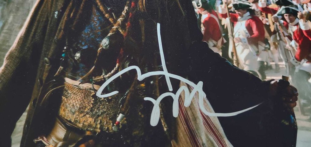 Pirates of the Caribbean - Johnny Depp "Captain Jack Sparrow" - Signed 8x10 Photo - Beckett - No Reserve #4.3