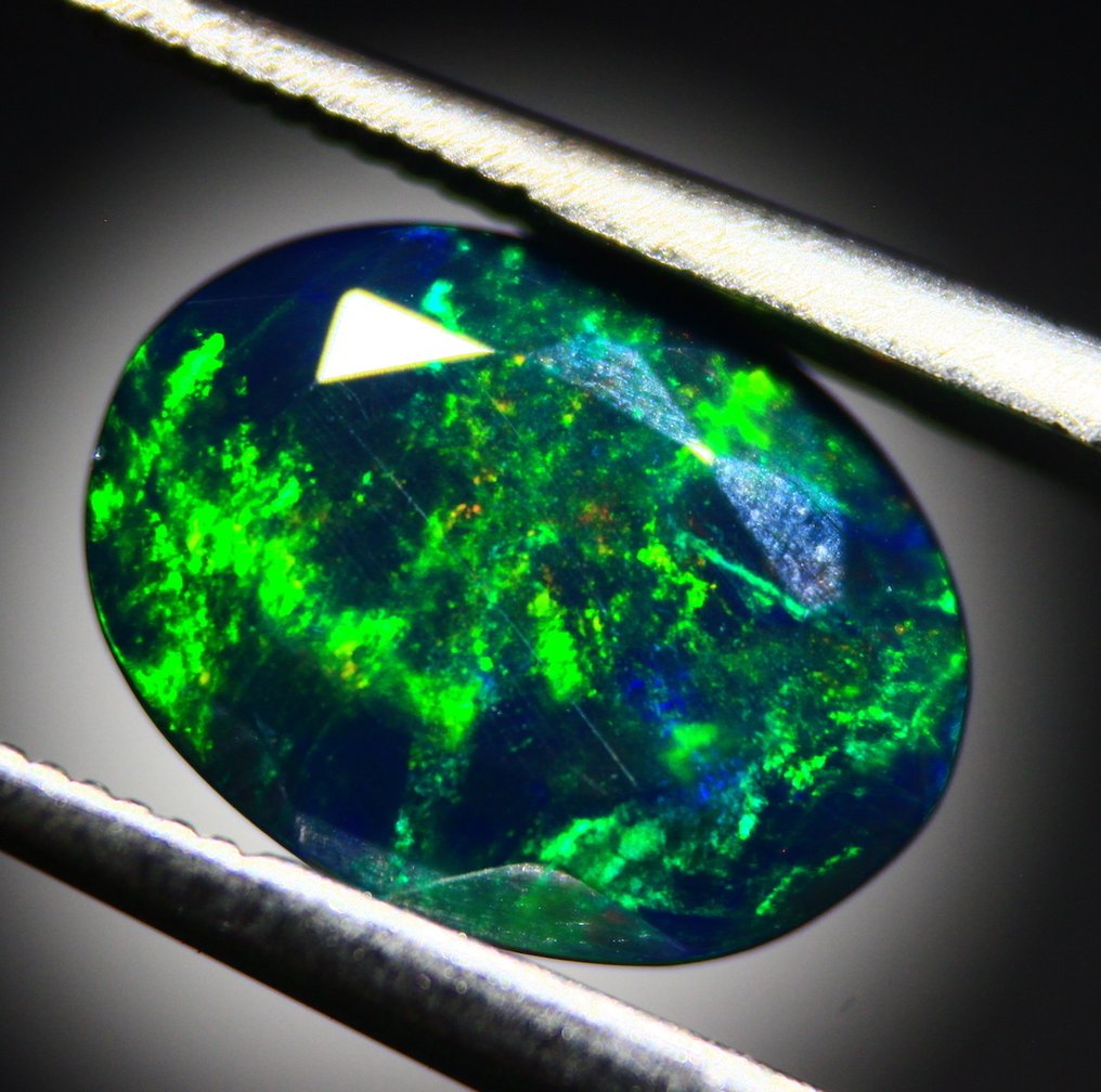 Ct. 1.30 luonnollinen etiopialainen musta opaal. Faceted - Korkeus: 10 mm - Leveys: 7 mm- 0.26 g #1.0