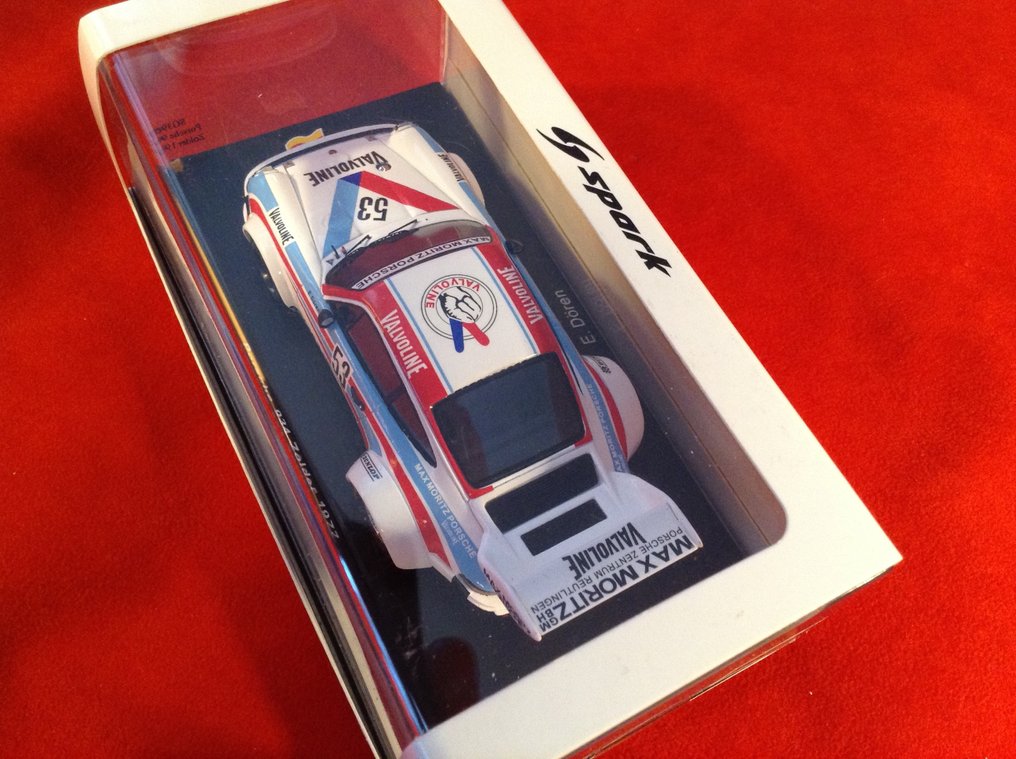 Spark 1:43 - Modelracerbil - ref. #SG396 Porsche 934/5 Gr5 Max Moritz Team "Valvoline" 6° Zolder 1977 #53 Edgar Dören - Et meget specifikt Porsche 934/5-karosseri - vidunderlig racerlakering - en meget sjælden model i #2.1