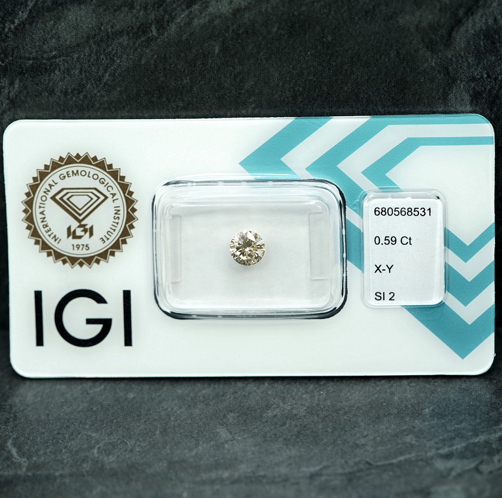 χωρίς τιμή ασφαλείας - 1 pcs Διαμάντι (Φυσικού χρώματος) - 0.59 ct - Στρογγυλό - Light Καφετί Κίτρινο - SI2 - International Gemological Institute (IGI) #1.0