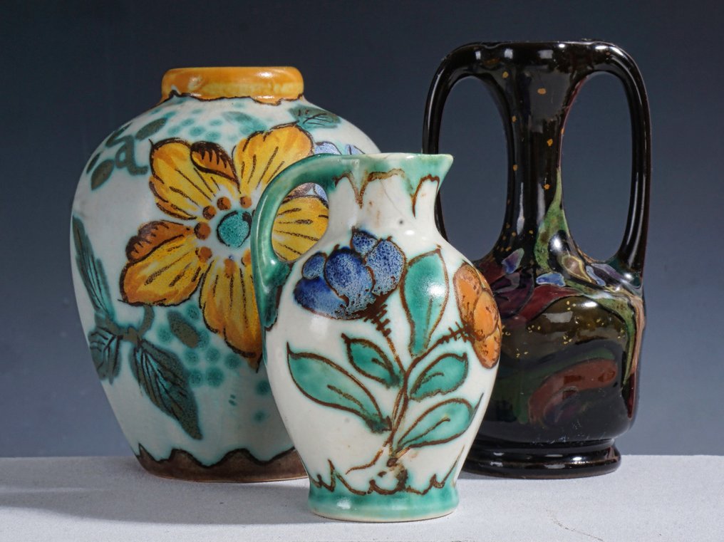 Plateelbakkerij Zuid-Holland - 花瓶 -  三只小型彩绘陶瓷花瓶——Art Deco——约1925年至1935年  - 盘子, 陶瓷 #1.0