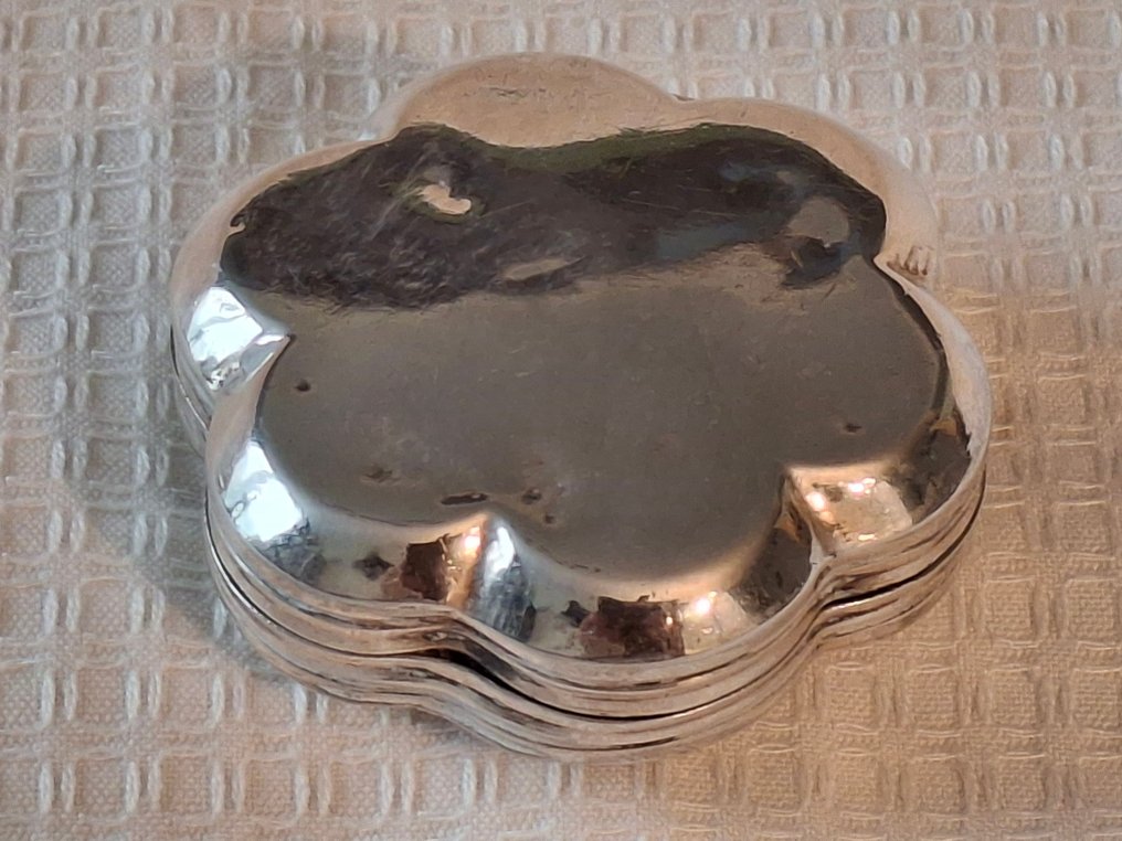 Scatoletta per mentine - Antica scatola di menta olandese in argento, a forma rotonda scolpita, decorata con un uccello. - .833 argento - Scatola di menta argento #4.3