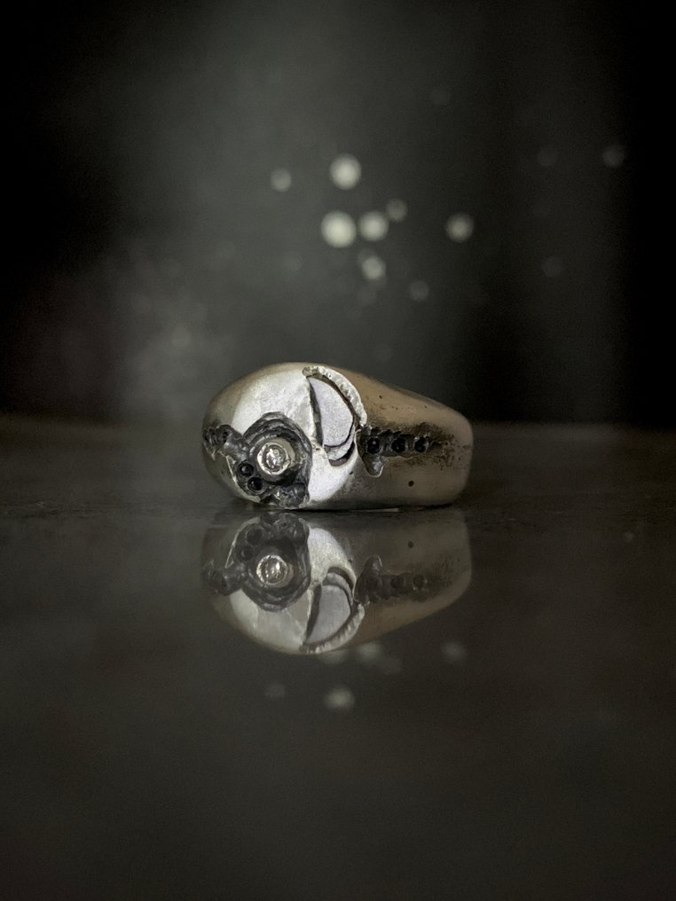 Handgesmeed zilveren ring, uniek exemplaar ter wereld, met meteoriet, moissaniet en saffieren. IJzer meteoriet - 9 g #4.3
