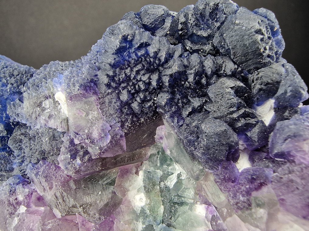 Φθορίτης Το χρώμα κορυφής μύρτιλου. - Ύψος: 115 mm - Πλάτος: 115 mm- 500 g - (1) #3.2