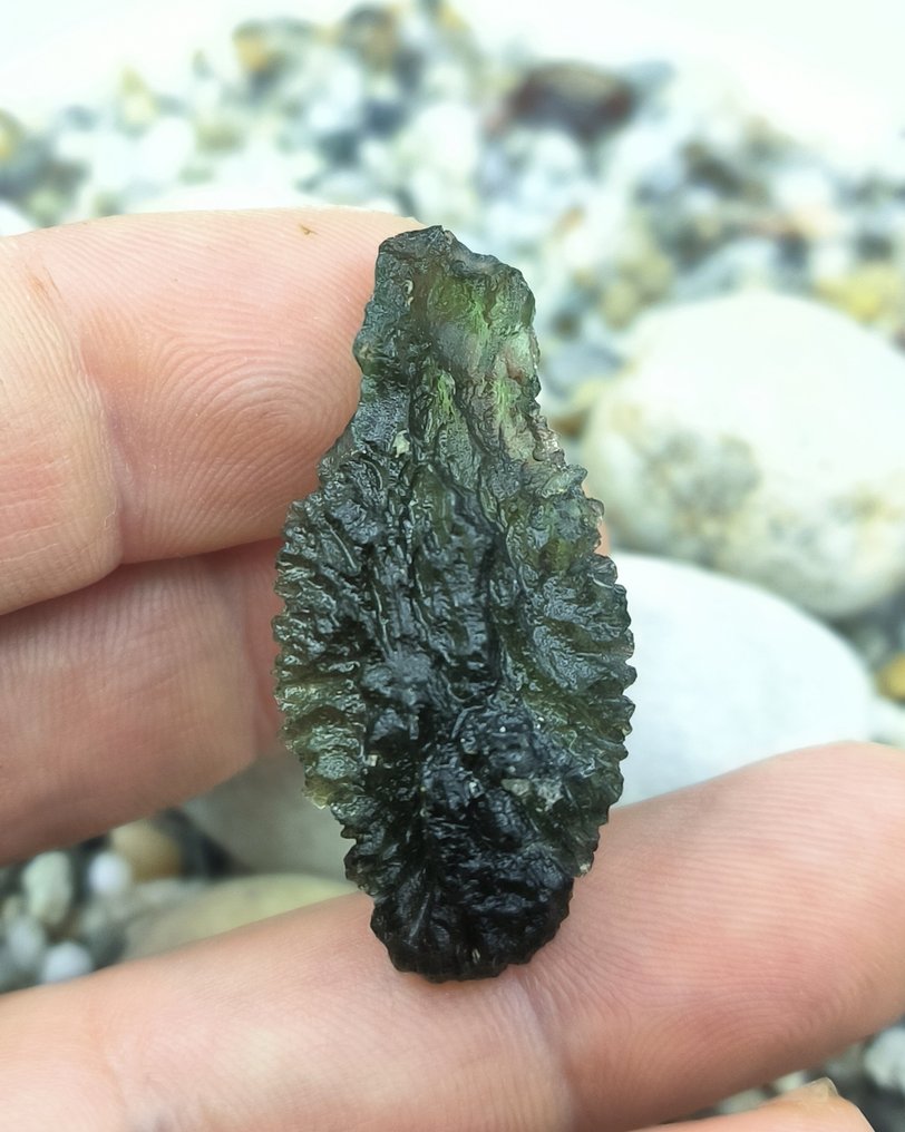 Μολνταβίτης από το Chlum, Νότια Βοημία. - Ύψος: 40 mm - Πλάτος: 18 mm - 6.6 g #1.0