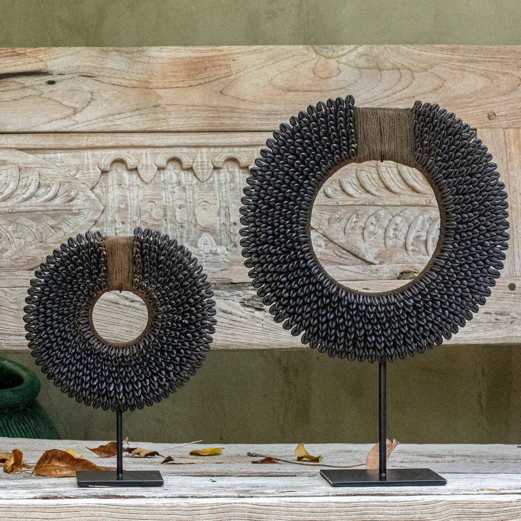 Διακοσμητικό στολίδι - NO RESERVE PRICE - Pair of Black/Dark Brown coloured tolai necklaces on custom stands - Παπούα Νέα Γουινέα #1.0