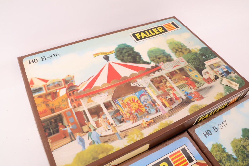 Faller H0 - B-322/B-317/B-316 - Model train building kits (3) - Three construction kits, fair: 2 fair wagons, Octopus, and carousel. #3.2