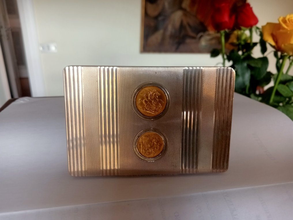 Storbritannien. Silver cigarette case (late 60s, early 70s) with a lid featuring two gold sovereigns: Elizabeth II #1.0
