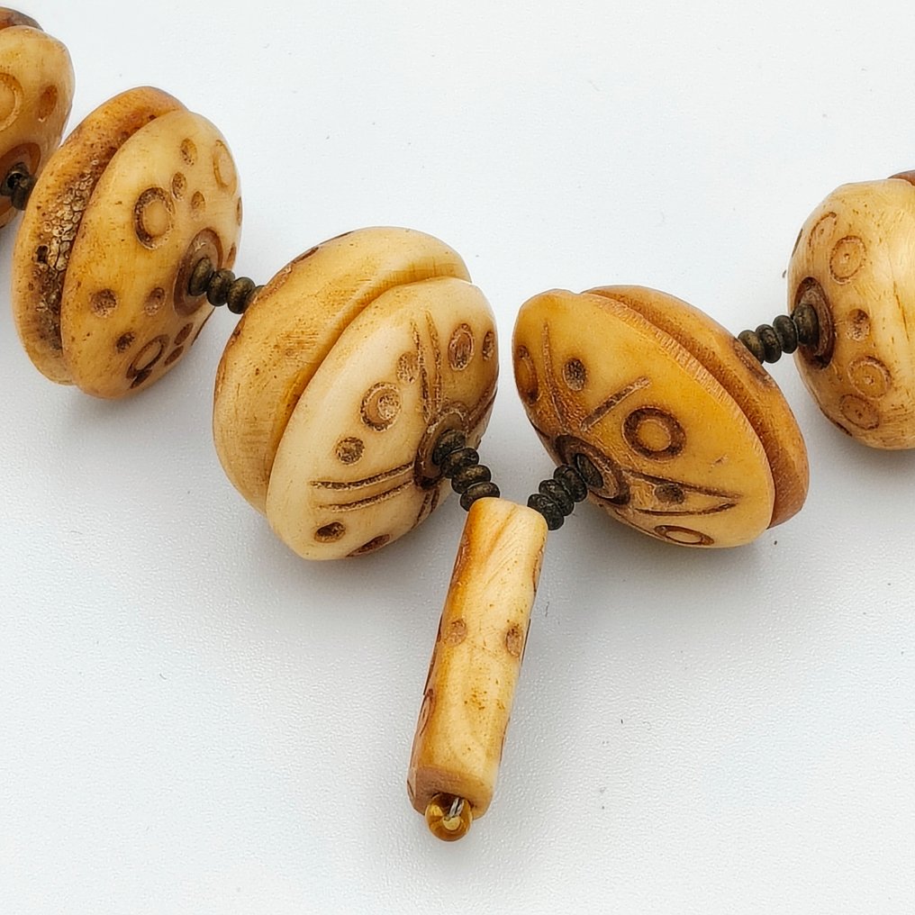 Δυτικά Ασιατικά Οστό Σπάνια σκαλιστά κομμάτια από οστό με φυλαχτά και διακόσμηση του Σύμπαντος. - 38 cm #1.0