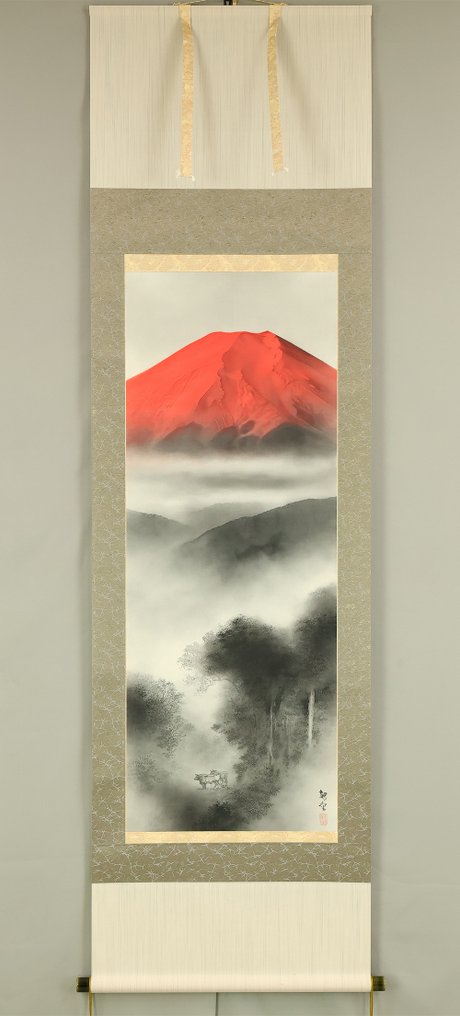 Red Mt. Fuji, Misty Mountains, and Cattle Standing in Pasture with Original Box (Tomobako) - with signature and seal 'Chikashige' 親重 - 日本 #1.0
