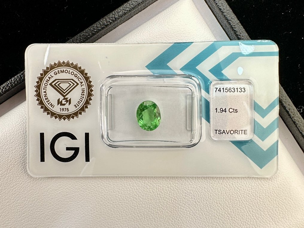 Fără preț de rezervă - 1 pcs  Verde Tsavorite  - 1.94 ct - IGI (Institutul gemologic internațional) - Strălucire uimitoare verde #1.0