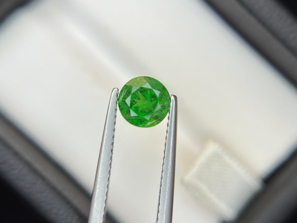 沒有保留價 - 1 pcs 綠色 沙弗來石 - 1.43 ct - 國際有色寶石協會 (ICA GemLab) - 令人惊叹的闪耀绿色 #2.1