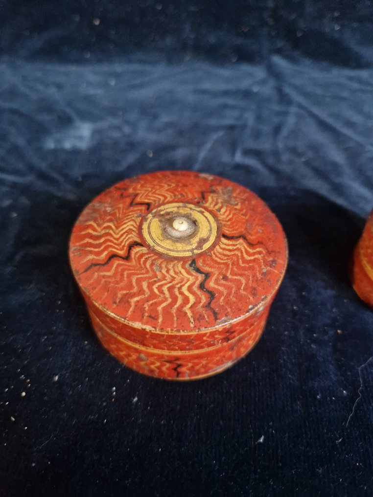 Par af træbokse i tornet træ, lakkeret i rød - Træ - Indien - Det 19. til 20. århundrede #1.0