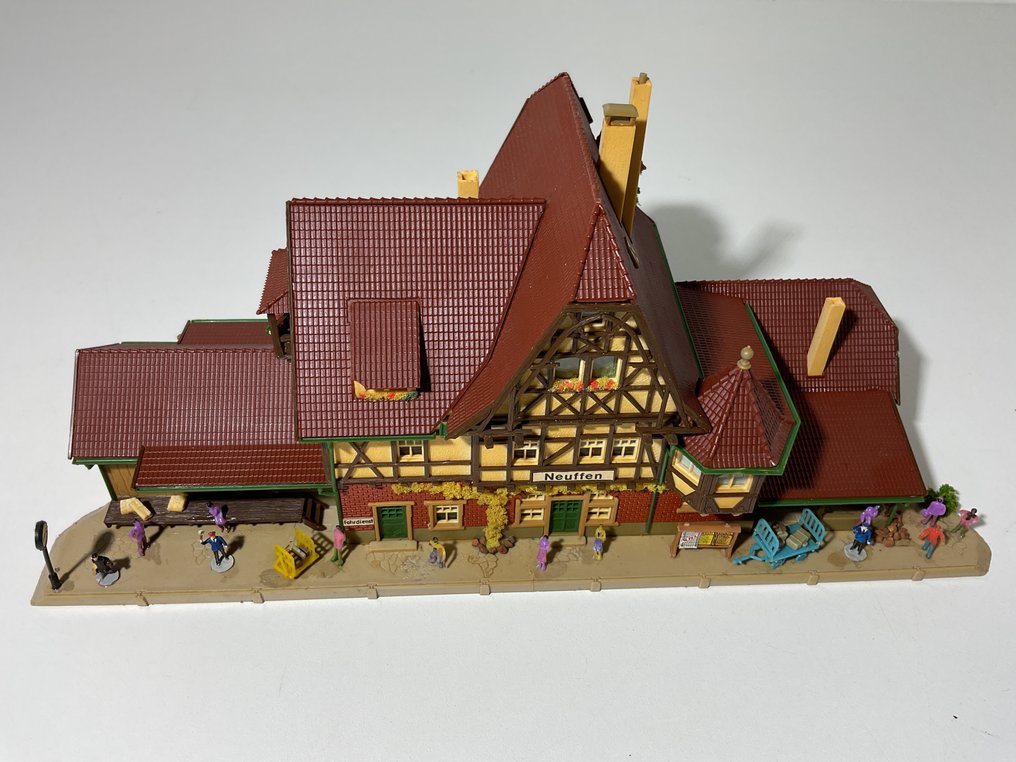 Kibri, Vollmer N - Model train scenery (3) - Neuffen station with a goods shed and a railway signal box. #4.3