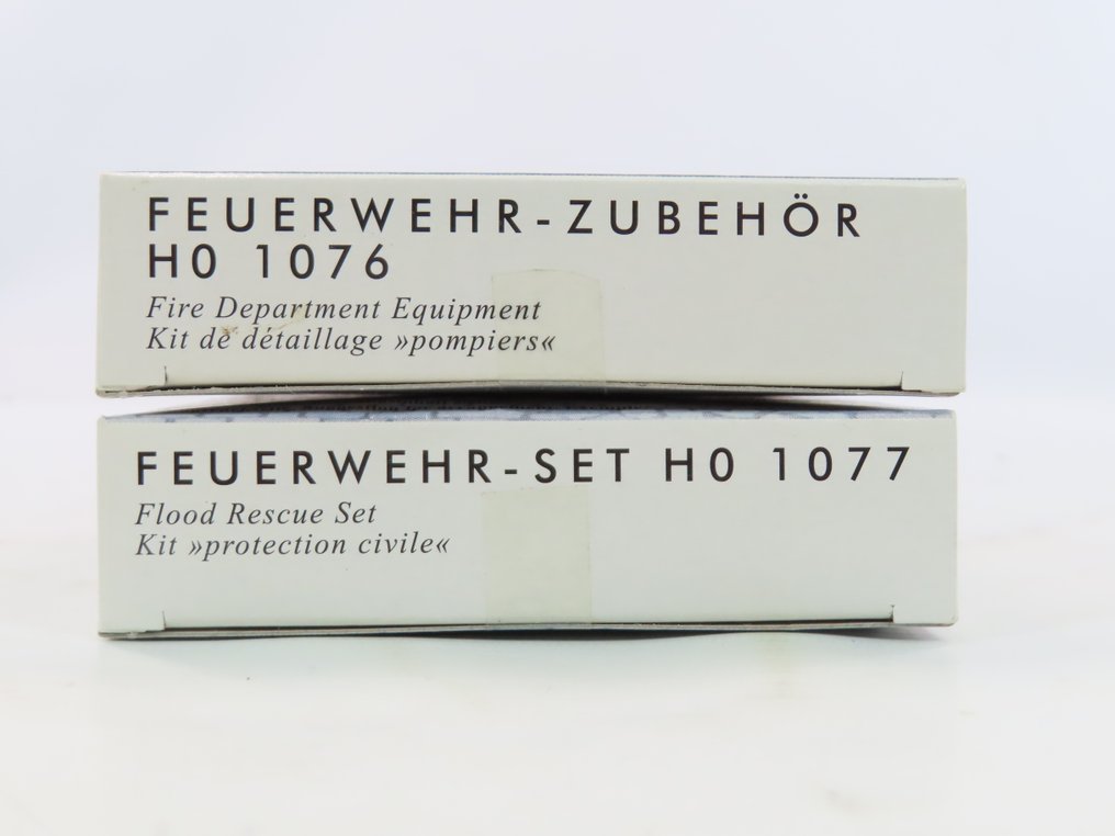 Faller, Wiking, Busch H0 - 1076/1077/130991 - 模型火車建築 (7) - 大型消防站，配备4辆消防车辆和2套配件套件。 #4.3