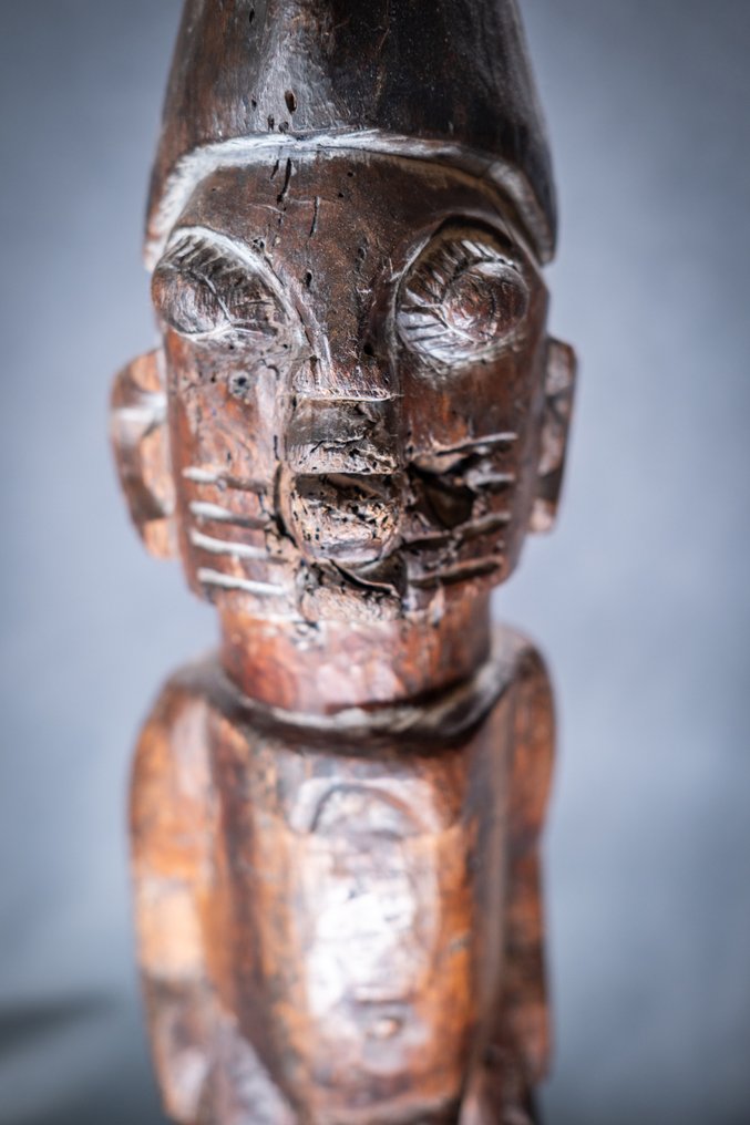 Μεγάλη μορφή θρησκευτικού βωμού Yoruba – Παλαιό ξύλο, ίχνη πολύχρωμης διακόσμησης – Νιγηρία – 51 εκ. - Γιορούμπα - Νιγηρία #1.0