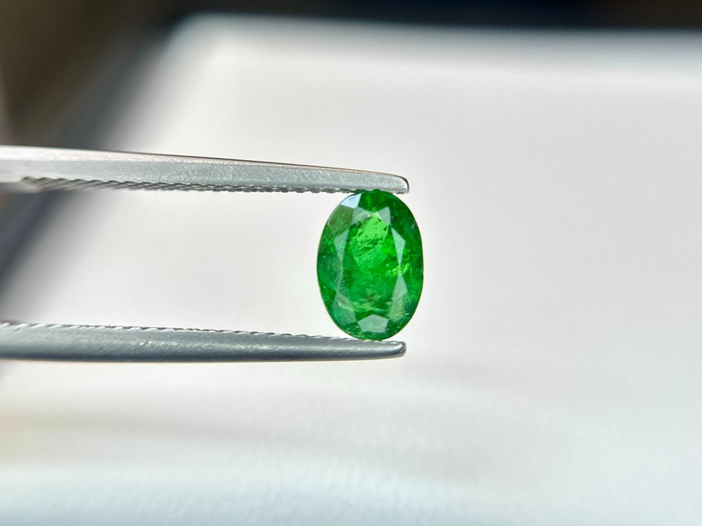 No reserve price - 1 pcs  Green Tsavorite  - 1.38 ct - International Colored Gemstone Association (ICA GemLab) - AMAZING SPARKLE GREEN #4.3