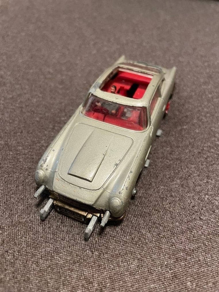 James Bond Aston Martin Diecast Car (1960s) - Corgi legetøj #2.1
