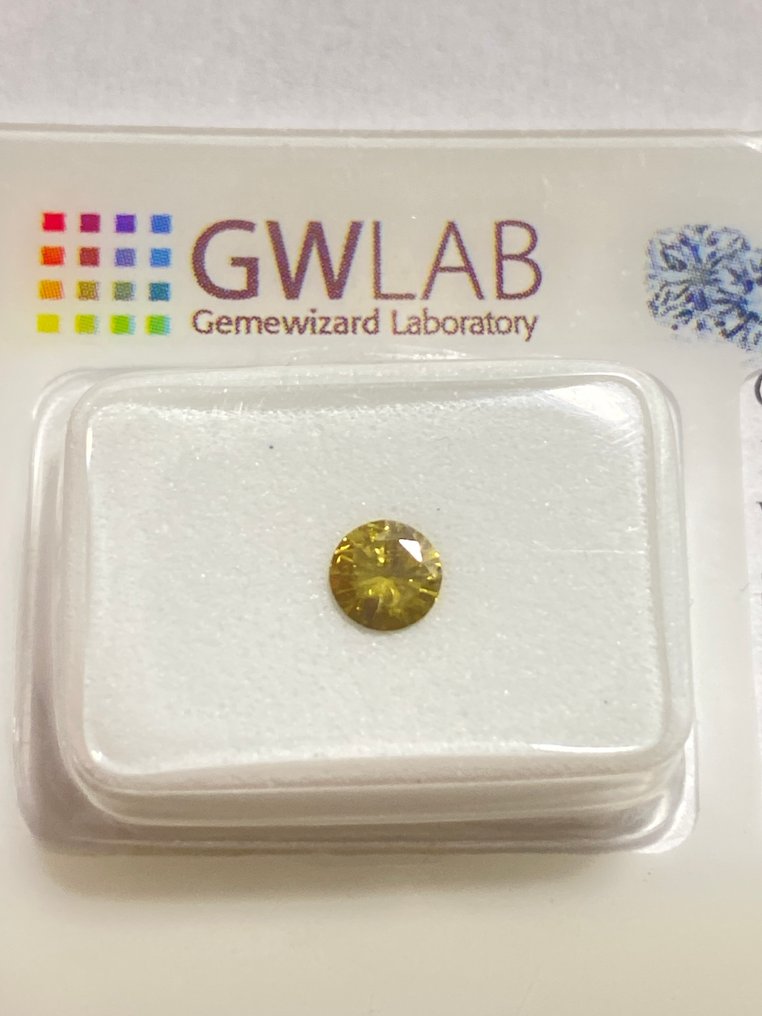 Nincs minimálár - 1 pcs Gyémánt (Színkezelt) - 0.27 ct - Kerek - Fancy deep Szürkés, Zöldes, Sárgás Sárga, Zöld, Szürke - I1 - Gemewizard Gemmológiai Laboratórium (GWLab) #1.0