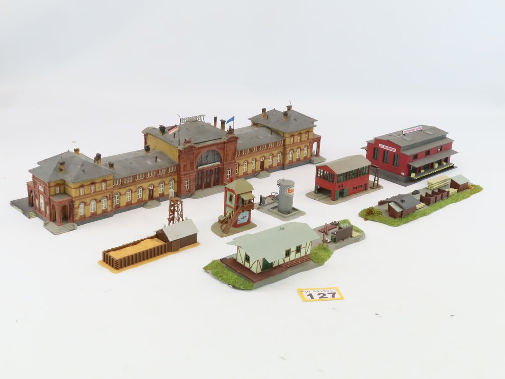 Faller, Pola, Piko, Kibri N - 60015/212113 - Modellvonat épületek (8) - Vasúti épületek, többek között Bonn állomás, áruszállító csarnokok, jelzőház. #2.1