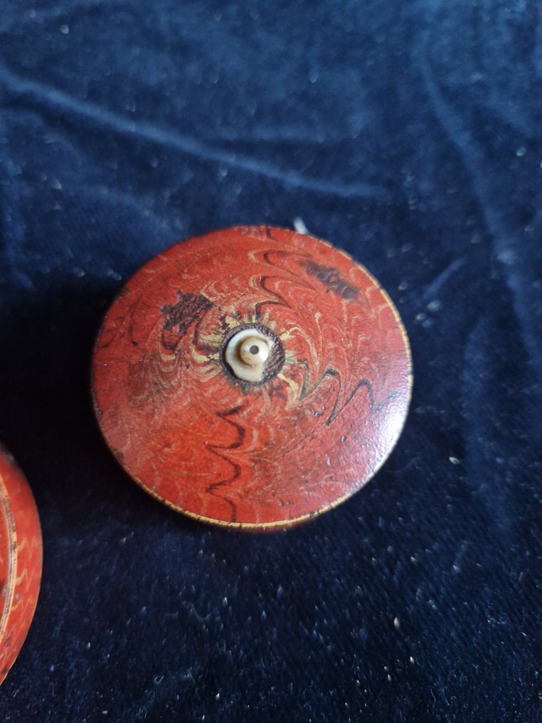 Par af træbokse i tornet træ, lakkeret i rød - Træ - Indien - Det 19. til 20. århundrede #2.1