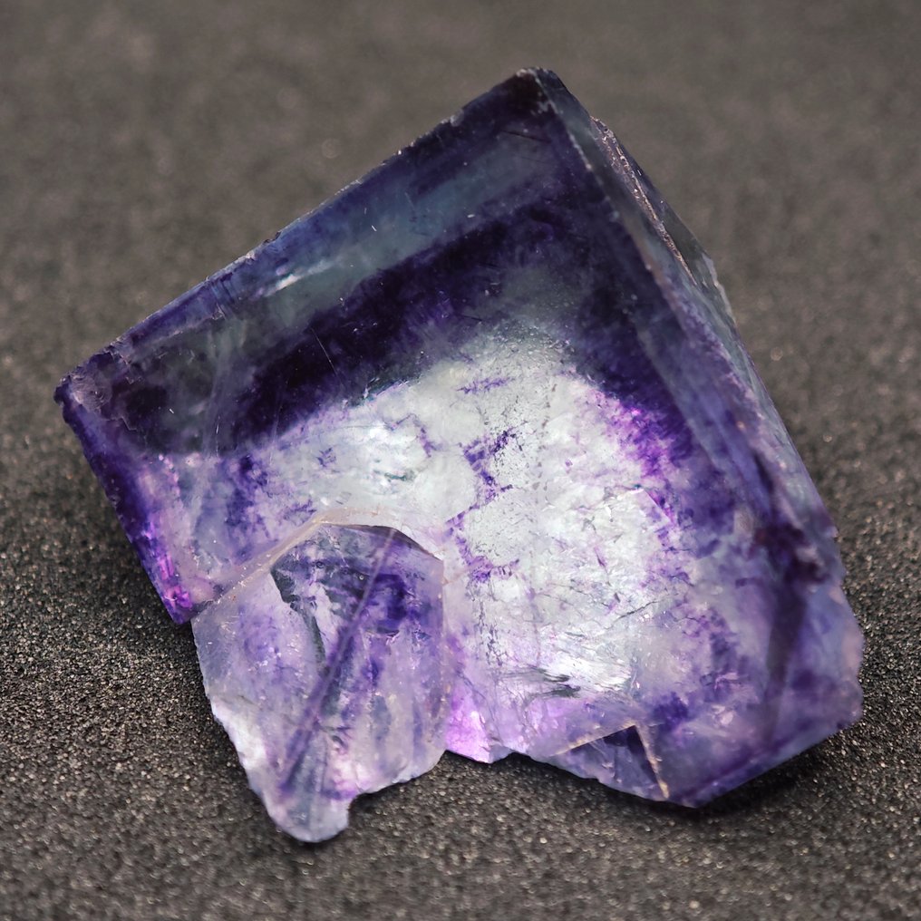 113.8 克拉稀有切工质量紫色幻影 螢石晶體 - 高度: 23.1 mm - 闊度: 34 mm- 22.76 g #1.0