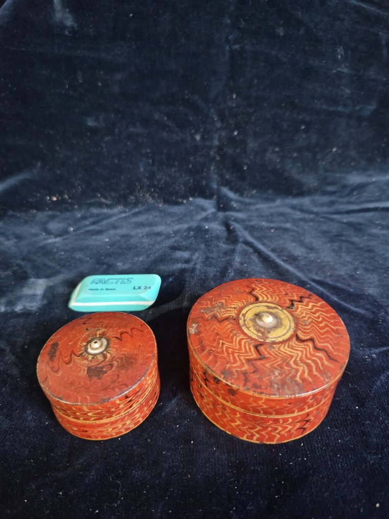 Par af træbokse i tornet træ, lakkeret i rød - Træ - Indien - Det 19. til 20. århundrede #4.3