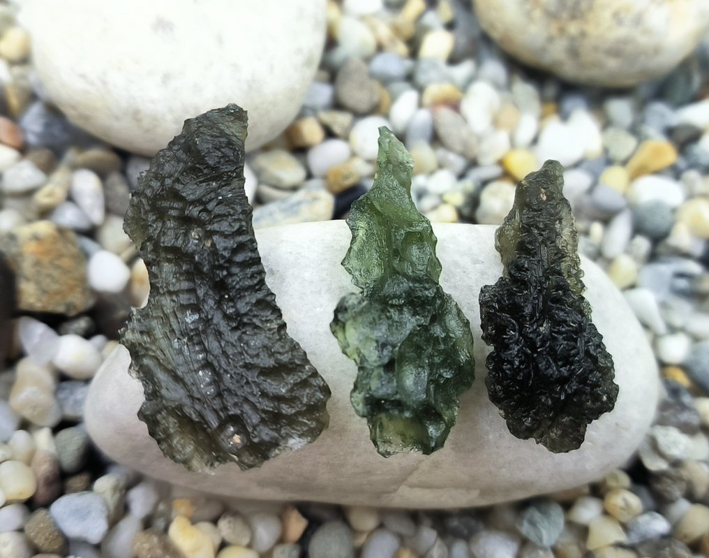 来自南波希米亚Chlum的莫尔达维石 - 高度: 31 mm - 闊度: 15 mm - 7.6 g - (3) #1.0