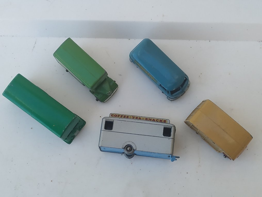 A Moko Lesney Product "Matchbox" 1-75 Regular Wheels Series 1:76 - 模型汽车 (5) - Moko Lesney Matchbox Original Issue First Serie Grey "Mobile Refresments Bar" no.74a & "Marshall" - 贝德福德搬运车第17a号和大众“MATCHBOX”车第34a号——1958年,以及盖伊搬运车第46b号—— #2.1