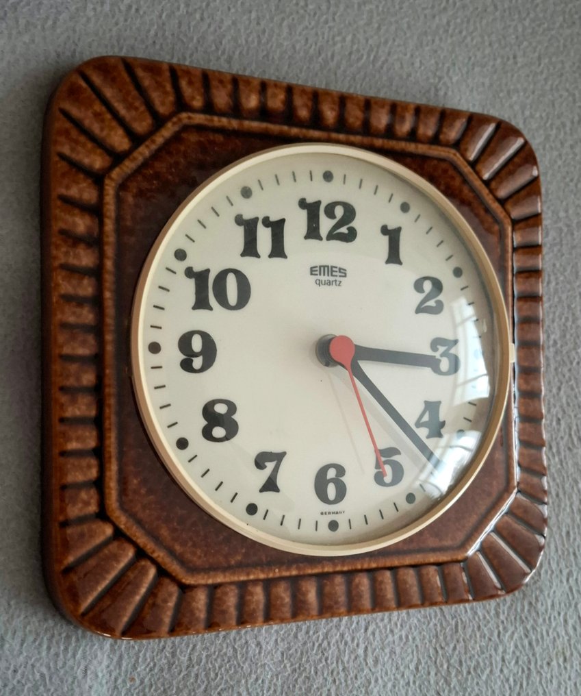 Seinäkello - Kivitavara - 1960-1970 - Emes posliiniseinäkello #2.1