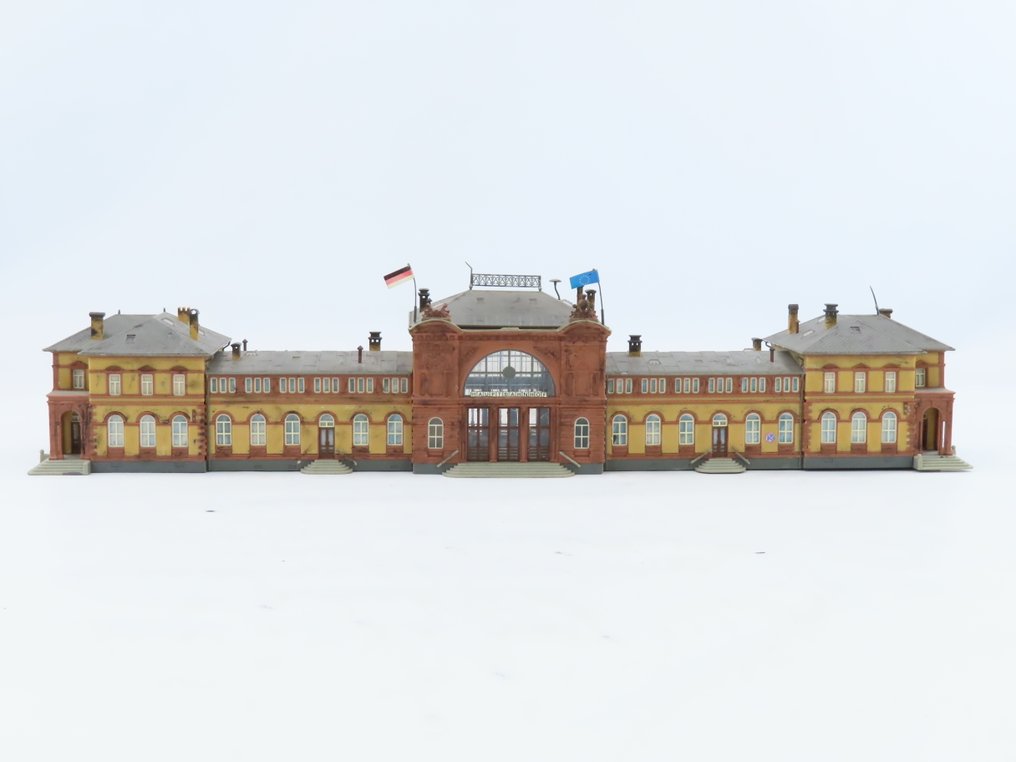 Faller, Pola, Piko, Kibri N - 60015/212113 - Modellvonat épületek (8) - Vasúti épületek, többek között Bonn állomás, áruszállító csarnokok, jelzőház. #4.3