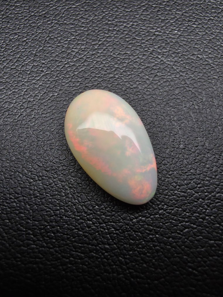 4,2 ct vit opal Cabochon - Höjd: 15.2 mm - Bredd: 9.3 mm- 0.84 g #1.0