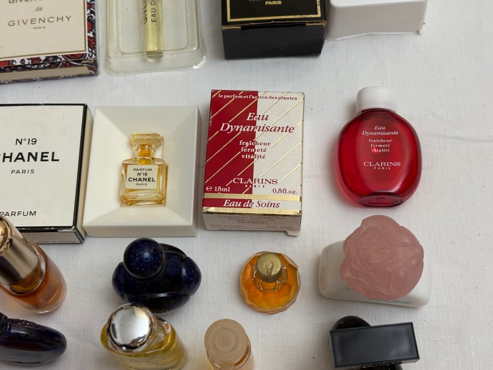 Themed collection - Small designer perfume bottles with a perfume holder. - Chanel #4.3